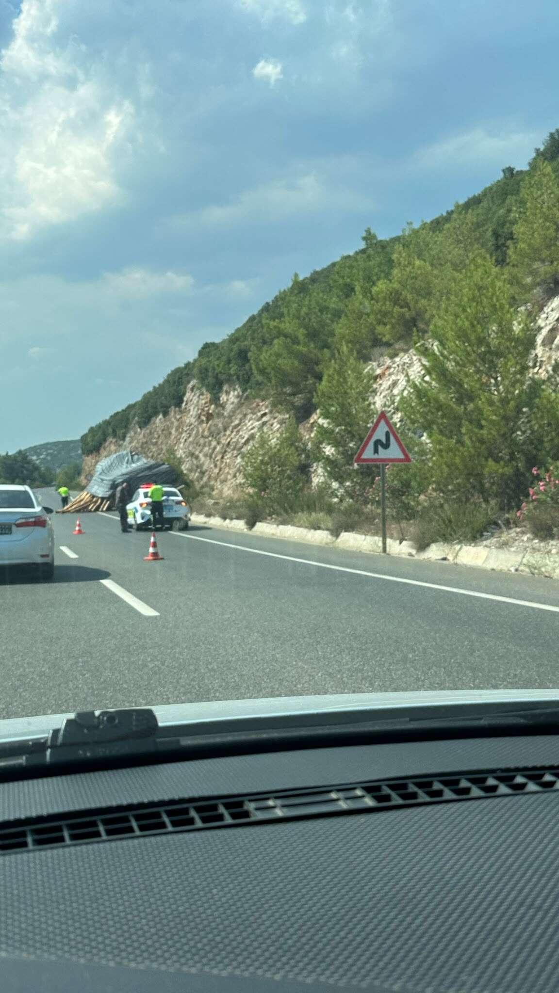 Menteşe’de Tomruk Yüklü Kamyon Devrildi: Gülağzı Yokuşunda Korku Dolu Anlar 4